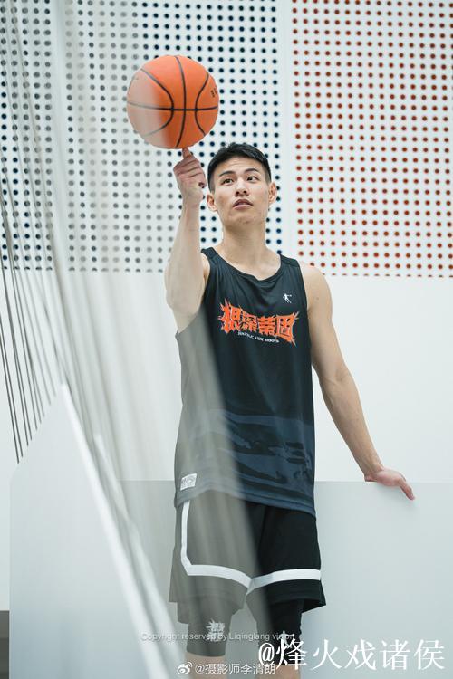 唯快不破！@林秉圣Nelson 持球推进，觅得空隙直杀内线，强硬上篮造成2+1！